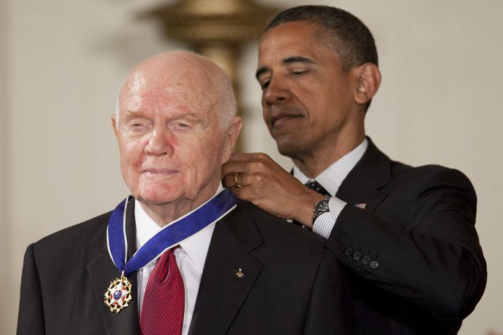 Barrack Obama heiðrar John Glenn.