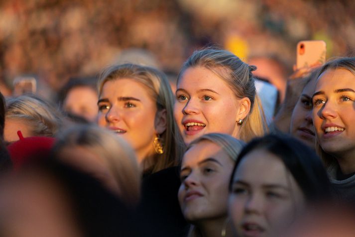 Skipuleggjendur krossleggja væntanlega fingur og vona að sólin skíni á garðveislugesti í Laugardalnum þann 14. ágúst, eins og sólin gerði á þessar ungu konur á Ed Sheeran tónleikum á Laugardalsvelli um árið.