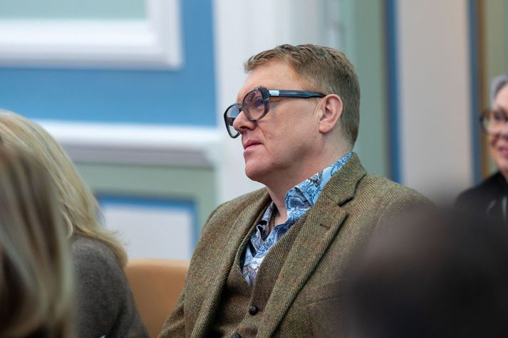 Jón Gnarr segir þessi breyting til dæmis geta hjálpað fólki sem elst upp hjá öðrum en blóðforeldrum sínum. 
