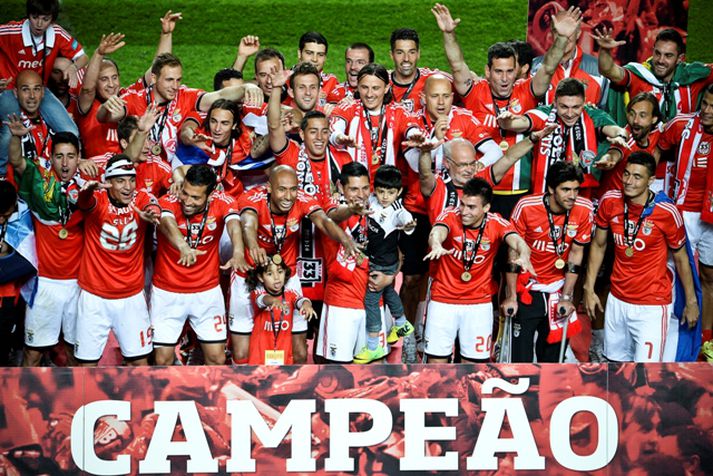 Leikmenn Benfica fagnar meistaratitlinum.