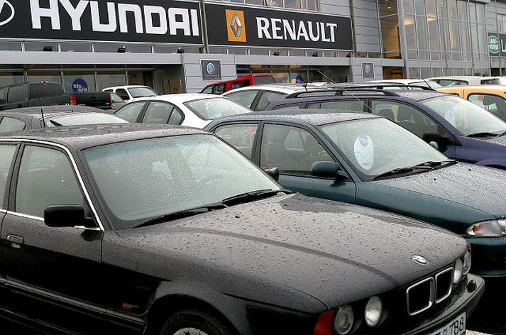 Tæplega 50.000 heimili tóku bílalán í erlendri mynt. Lánin gætu lækkað um þriðjung verði hugmyndir félagsmálaráðherra að veruleika.