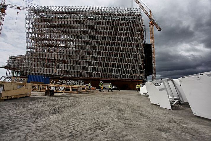 Taka þarf niður stálvirkið á suðurhlið hússins sem snýr að Seðlabankanum. Nýtt stálvirki kemur til landsins í desember.fréttablaðið/valli