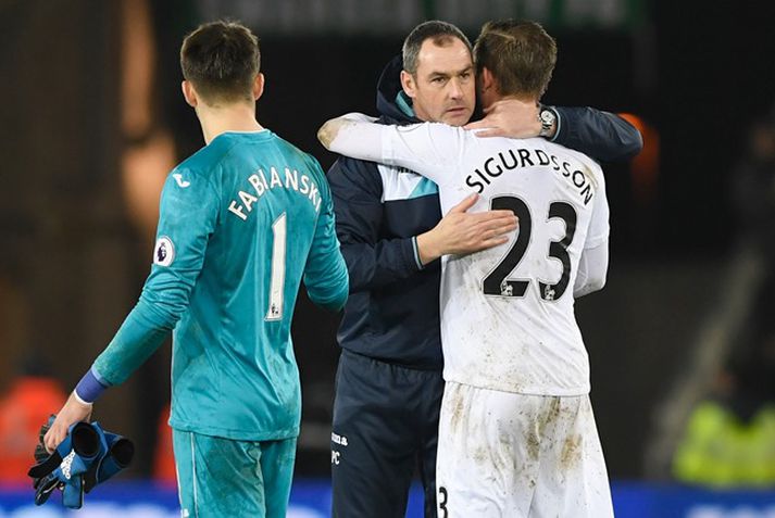 Paul Clement og Gylfi fallast í faðma eftir góðan sigur.