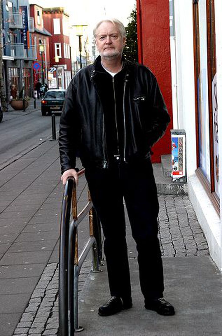 Fótbrotnaði. Pétur Arason hefur búið lengi við Laugaveg. Hann segir ástandið aldrei verra en nú. Fleiri íbúar taka í sama streng. Pétur varð fyrir árás fíkniefnaneytanda á dögunum og fótbrotnaði.