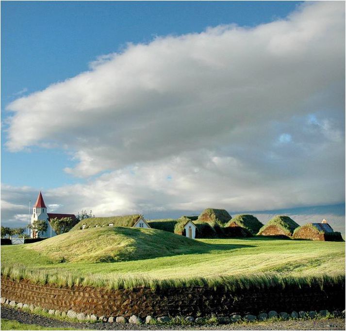 Byggðasafnið á Glaumbæ og Glaumbæjarkirkja eru nágrannar og gestir safnsins leggja bílum sínum iðulega við kirkjuna.