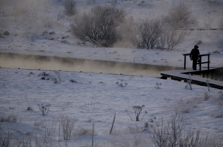 Þá er reiknað með hviðum 30-40 m/s undir Hafnafjalli og á Kjalarnesi á frá því laust fyrir hádegi. Snjóflóðahætta er á Siglufjarðarvegi.