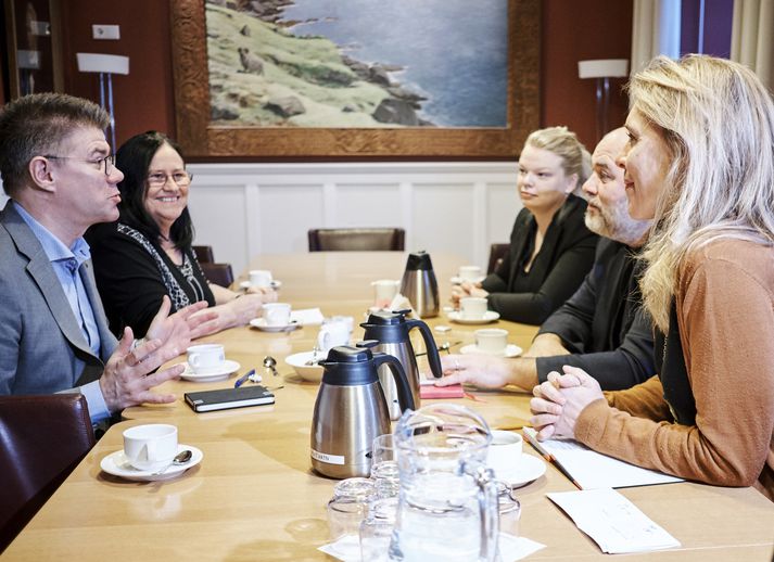 Gunnar Bragi Sveinsson, þingflokksformaður Miðflokksins, Inga Sæland, formaður Flokks fólksins, Þórhildur Sunna Ævarsdóttir Pírati, Logi Einarsson, formaður Samfylkingar og Þorgerður Katrín Gunnarsdóttir, formaður Viðreisnar, á fundi þeirra í morgun.