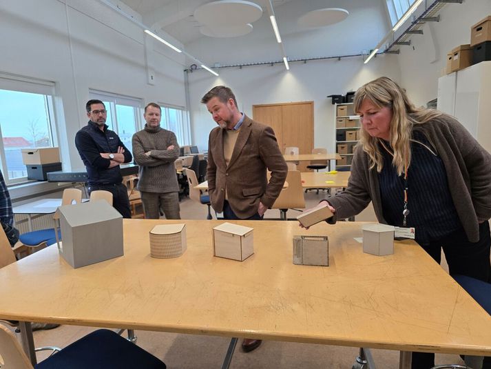 BYKO og Tækniskólinn stóðu fyrir hugmyndasamkeppni innan hönnunarbrautar skólans þar sem verkefnið var að hanna saunaklefa sem uppfyllir þarfir og væntingar íslenska markaðarins. Verkefnið sem bar sigur úr býtum verður kynnt á Verk og vit um helgina. Hér sést hluti dómnefndar meta verkefnin fimm sem kepptu til úrslita.