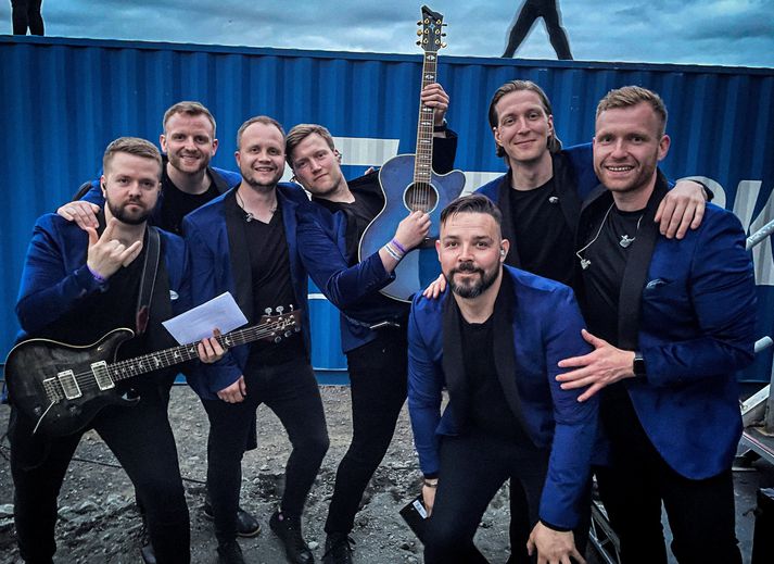 Við eldana er Þjóðhátíðarlagið í ár og er í flutning Stuðlabandsins. Í dag frumsýnir Vísir myndband við lagið.