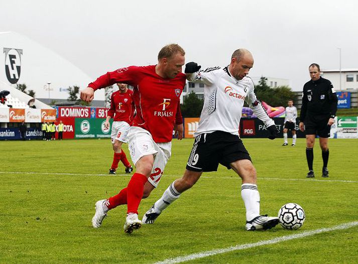 Tryggvi Guðmundsson skoraði tvö mörk beint úr aukaspyrnum og lagði síðan upp það þriðja í 3-0 sigri FH á Valsmönnum í Kaplakrikanum í gær.