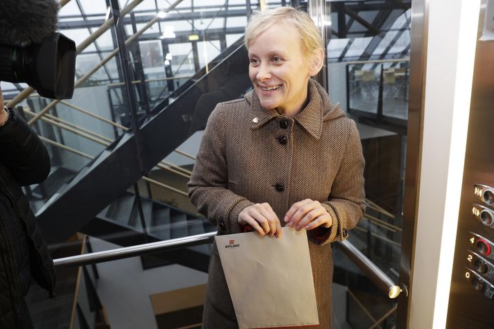 Sólveig Anna með verkfallsboðunina í húsakynnum Samtaka atvinnulífsins í morgun.