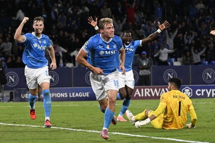 Rasmus Höjlund fagnar hæer öðru marka sinna fyrir Napoli í Meistaradeildinni í gærkvöldi.