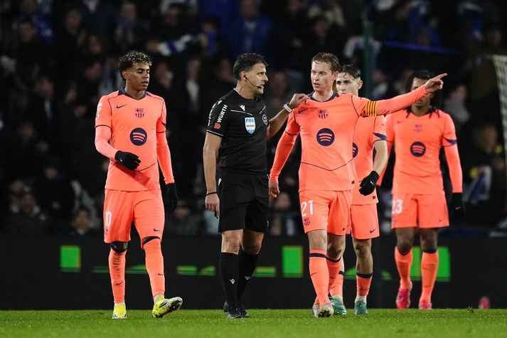 Dómarinn Gil Manzano skoraði engin vinsældarstig hjá Barcelona mönnum í gærkvöld. 