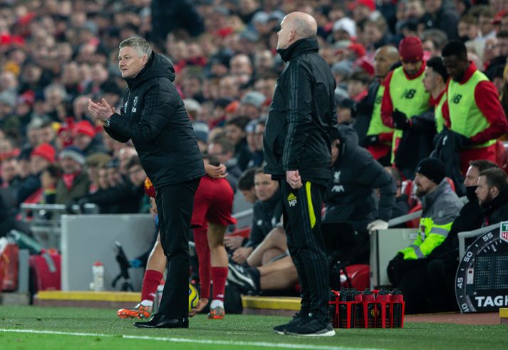 Ole Gunnar Solskjær og Mike Phelan á hliðarlínunni í dag.