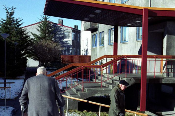 Niðurskurður á framlögum til hjúkrunarheimila virðist hvorki hafa haft áhrif á álag á starfsfólk né þjónustu sem veitt var.