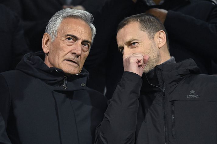 Gabriele Gravina, nú fyrrverandi yfirmaður ítalska sambandsins, er hér með Aleksander Ceferin, forseta UEFA, á leiknum í Bosníu.