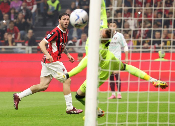 Davide Calabria skoraði markið sem leikmenn AC Milan héldu að hefði tryggt þeim sigurinn. Svo var ekki.