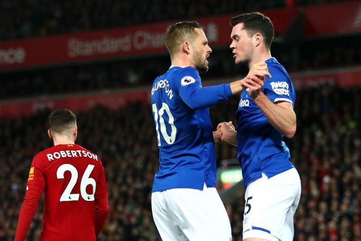 Gylfi Þór Sigurðsson og Michael Keane fagna saman marki Everton á móti Liverpool.