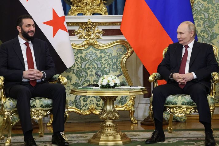 Ahmed al-Sharaa og Vladimír Pútín funda í Moskvu í dag. Bashar al-Assad, fyrrverandi einræðisherra Sýrlands er einnig þar en Sýrlendingar eru ólmir í að koma höndum yfir hann. Rússar vilja ólmir halda stjórn á tveimur herstöðvum í Sýrlandi.