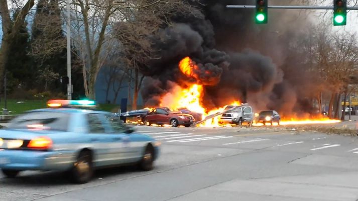Um hálftíma tók að slökkva eldinn og var götum lokað á meðan.