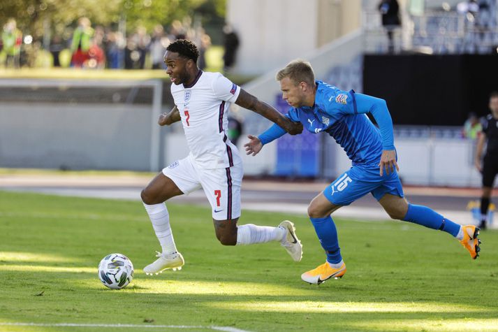 Raheem Sterling, hetja Englendinga, með Jón Dag Þorsteinsson á hælunum.