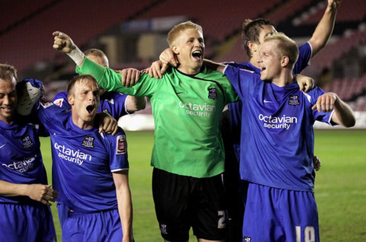 Kasper Schmeichel fagnar með liðsfélögum sínum í gær.