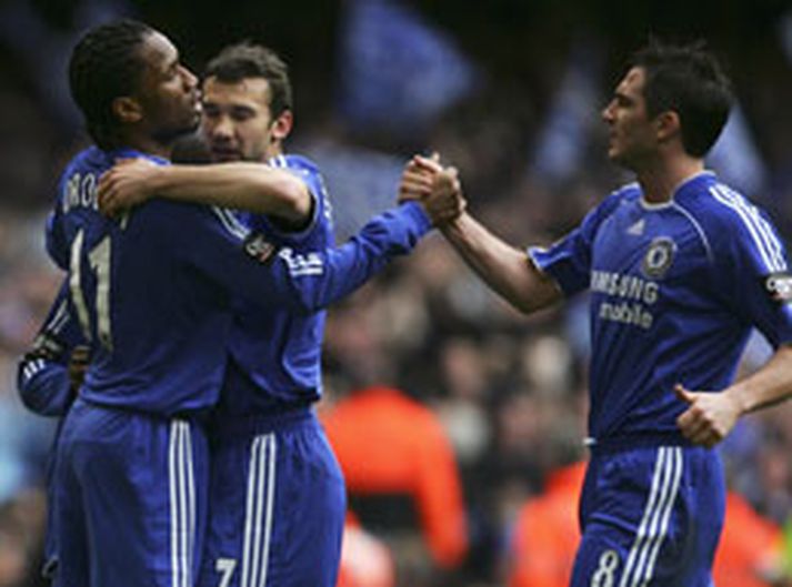 Drogba fagnar fyrra marki sínu í dag ásamt liðsfélögum sínum.