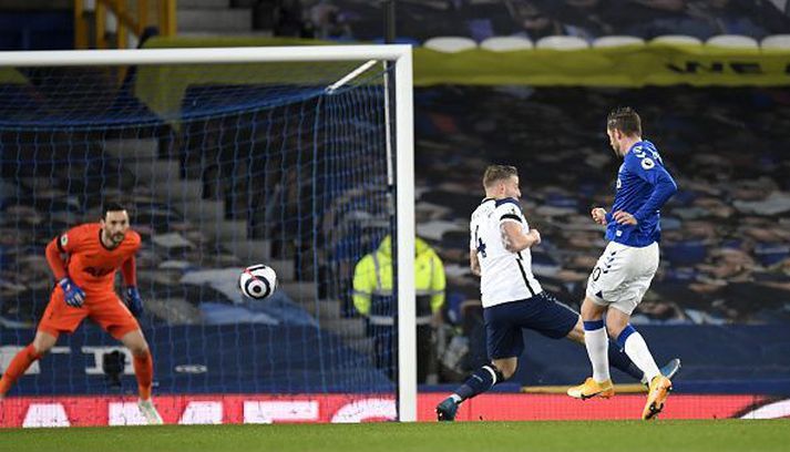 Gylfi skorar síðara mark sitt og Everton í kvöld.