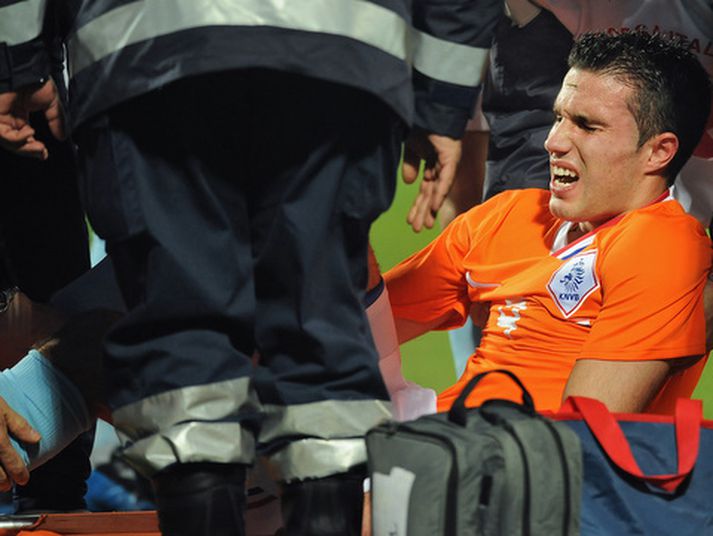 Robin van Persie var borinn útaf eftir tíu mínútur í leiknum á móti Ítölum.