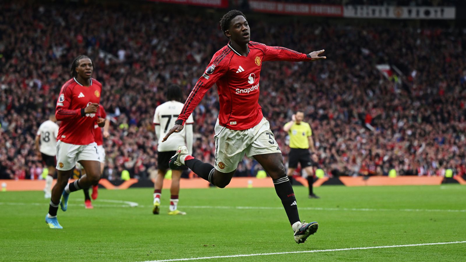 Mainoo tryggði sigur eftir að United gaf tvö mörk