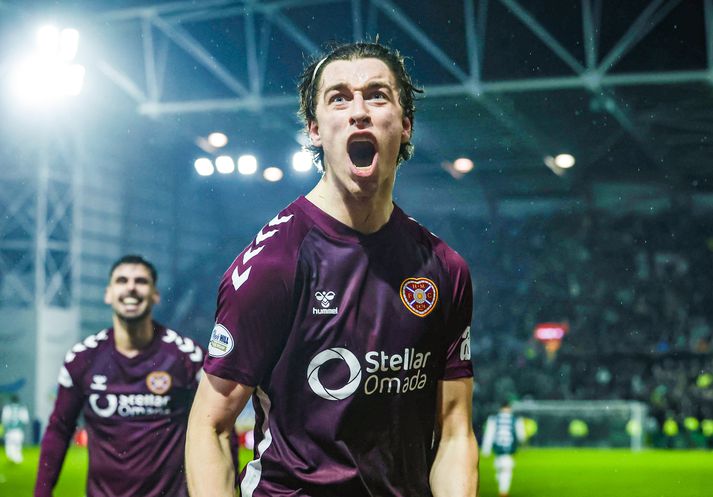 Tómas fagnar hér mikilvægu marki sínu gegn erkifjendum Hearts í liði Hibernian. 