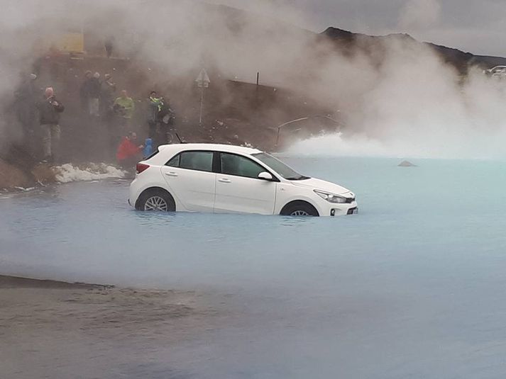 Bíllinn rann löturhægt út í lónið.