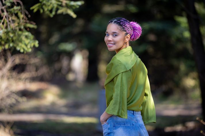 Marly Gomes er einstæð tveggja barna móðir sem var að klára síðasta prófið sitt í löggilta fasteignasalanum. Marly er styrkþegi hjá Menntunarsjóði Mæðrastyrksnefndar sem á síðastliðna áratug eða svo hefur veitt um 700 styrki.