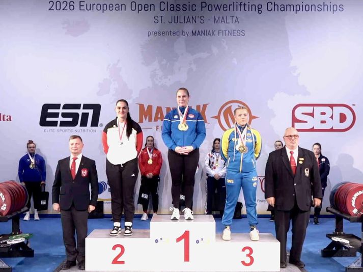 Kristín Þórhallsdóttir efst á verðlaunapallinum í dag með medalíurnar sínar, á Möltu.