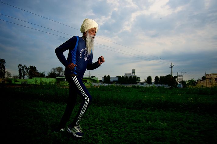 Fauja Singh sést hér á hlaupum þegar hann var orðinn 102 ára gamall.