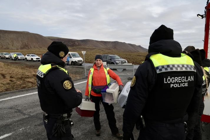 Sjálfboðaliði frá Kattholti við lokunarpóst við Grindavík. 