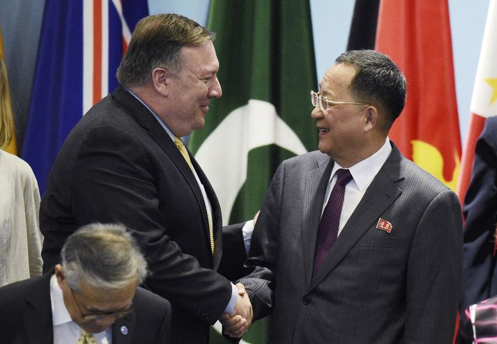 Mike Pompeo og Ri Yong-Ho í Singapúr.