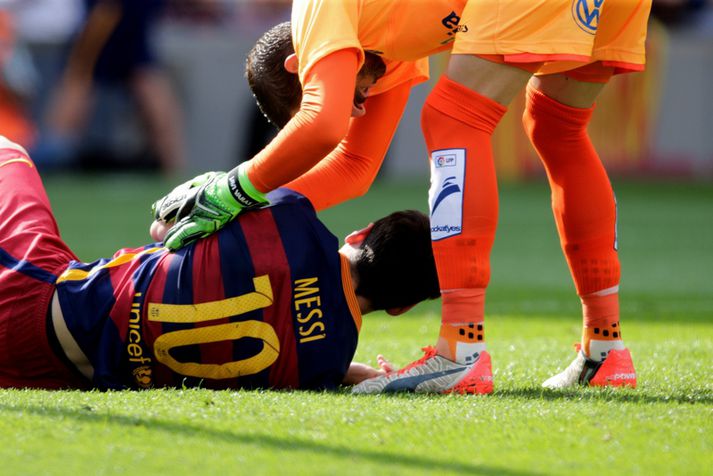 Messi liggur meiddur í grasinu í leiknum gegn Las Palmas.