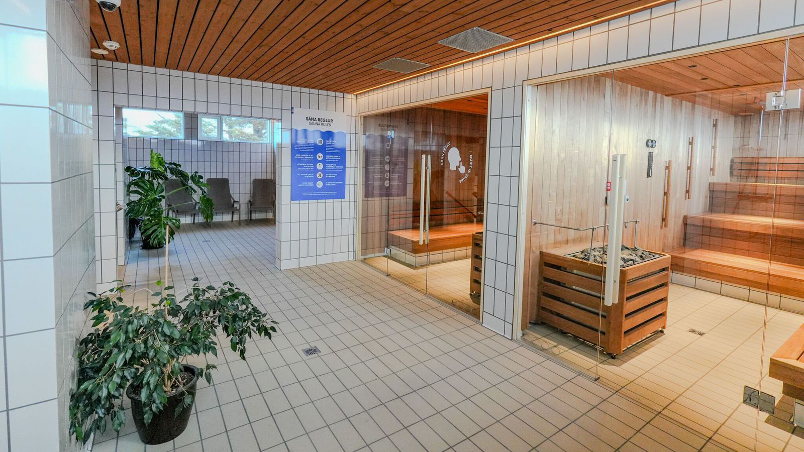 Hleypt inn í hollum í Vesturbæjarlaug