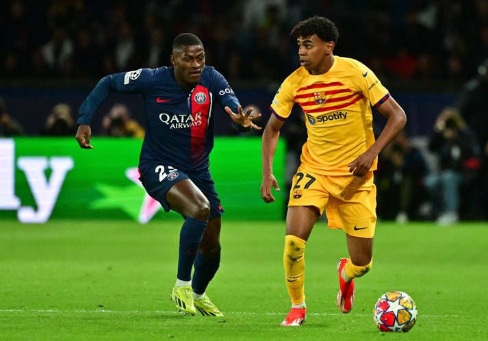 Lamine Yamal með Nuno Mendes á hælunum í leik Paris Saint-Germain og Barcelona.