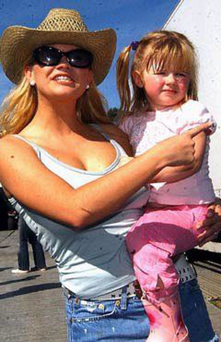 Kerry Katona hótar að brenna Michelle Hunter og ófætt barn hennar inni í bíl.
