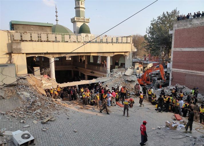 Árásin beindist sérstaklega að lögreglumönnum en moskuna er að finna innan öryggissvæðis lögreglunnar í Peshawar. 