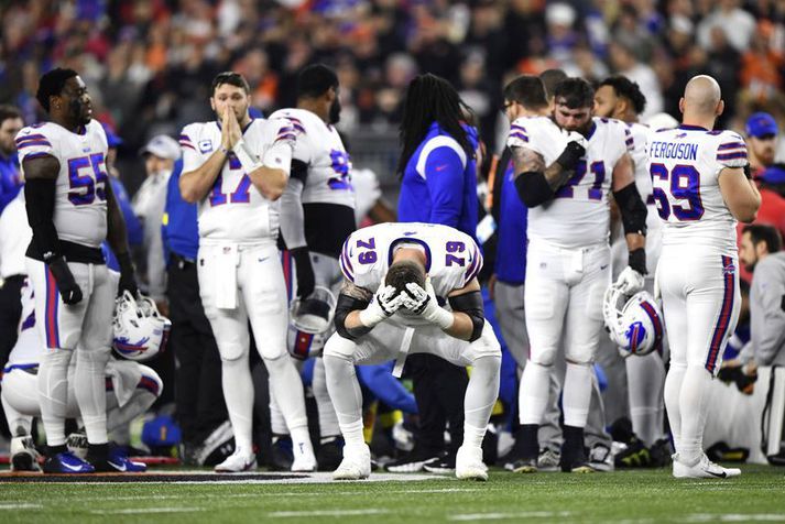 Leikmenn Buffalo Bills áttu erfitt með sig eftir að ljóst var hversu alvarleg meiðsli Damar Hamlin voru. Þeir umkringdu liðsfélaga sinn á meðan hugað var að honum.