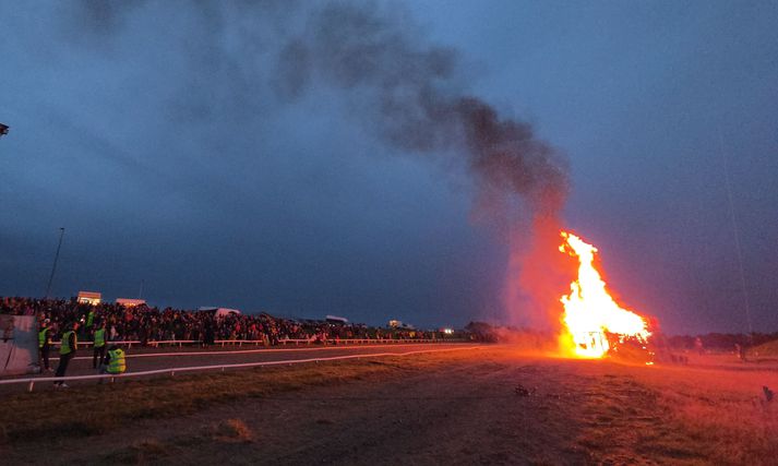 Það logaði vel og glatt í Bergþórshvoli í gærkvöldi.