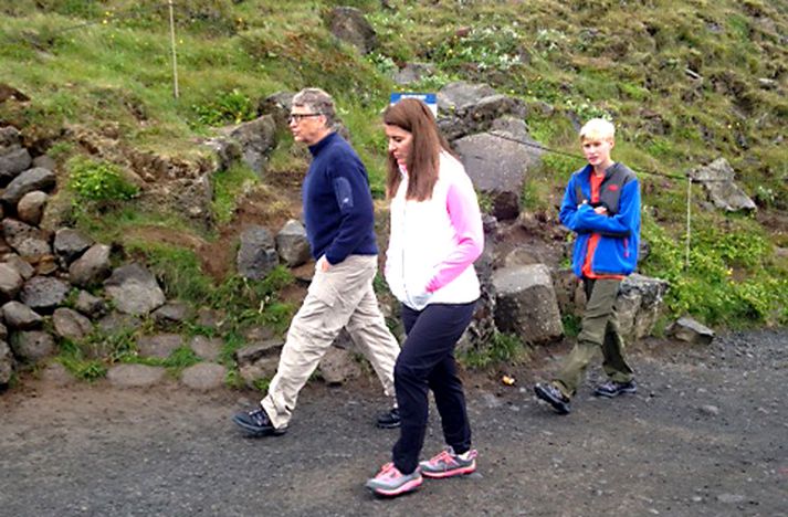 Bill og Melinda Gates á leið upp í bíl sinn eftir að hafa skoðað Gullfoss síðastliðinn föstudag.