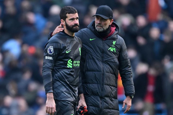Alisson Becker var svekktur eftir að hann meiddist á móti Manchester City en Jürgen Klopp reynir hér að hughreysta hann.