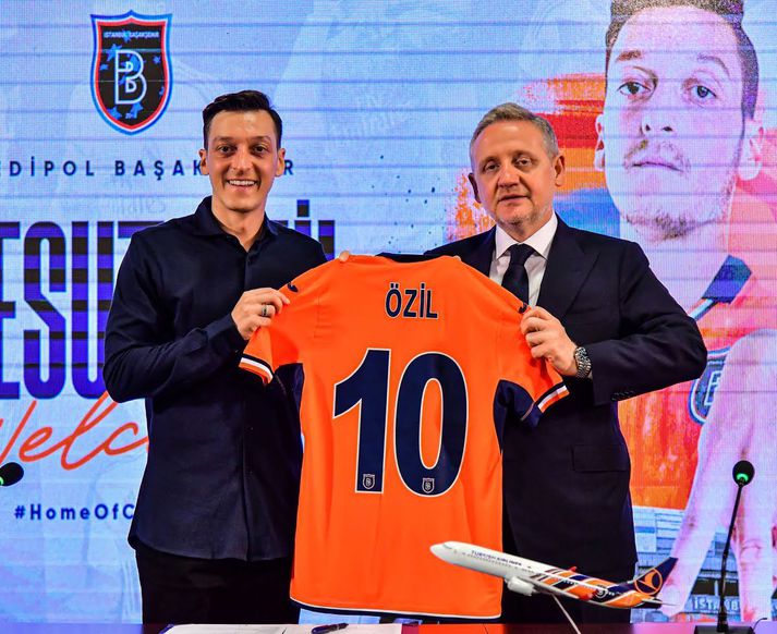 Mesut Özil kemur ekki með Istanbul Basaksehir til Íslands.