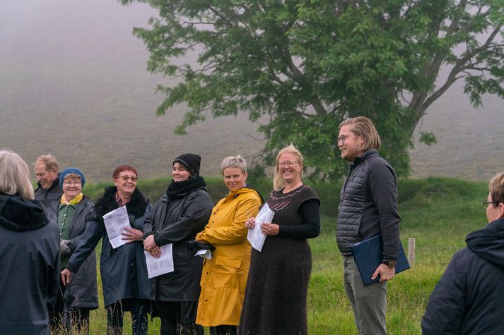 Slegið á létta strengi að lokinni messu. Þorlákur, Pálína, Ingibjörg, Steina Björg, Halldóra, Sigrún og séra Stígur.