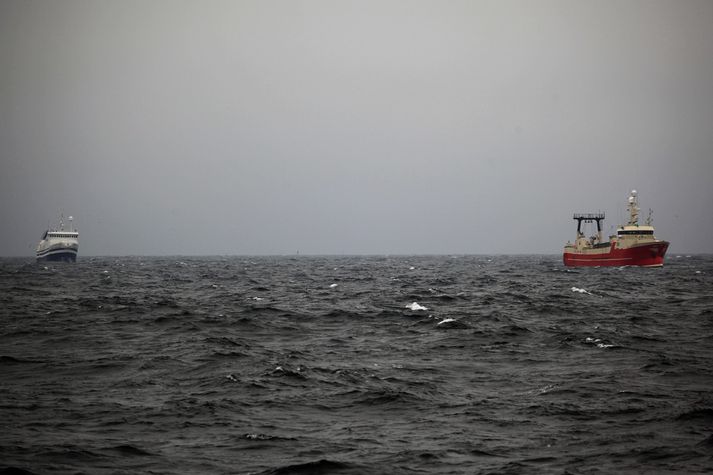 Múlaberg togar Sóleyju til hafnar á Akureyri.