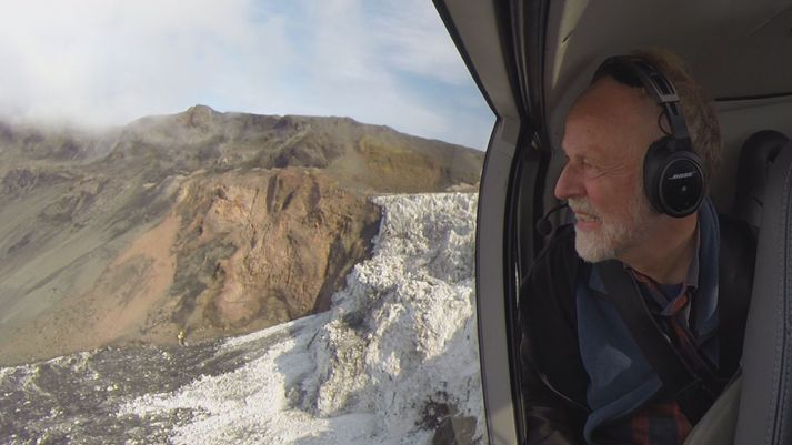 Páll Einarsson jarðeðlisfræðingur skoðar fjallhrapið úr þyrlu Norðurflugs yfir Tungnakvíslarjökli.